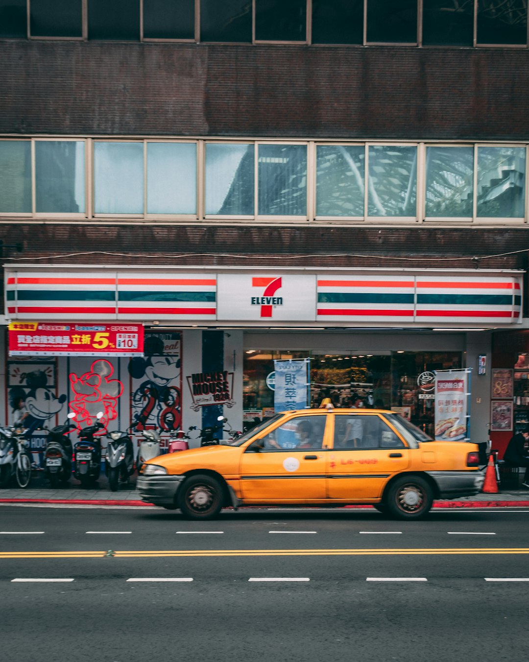 Pharmacy customer service providing personalized consultation in New York